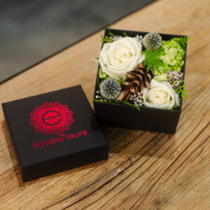 boite de fleurs, roses blanches, cone de pin, echinops